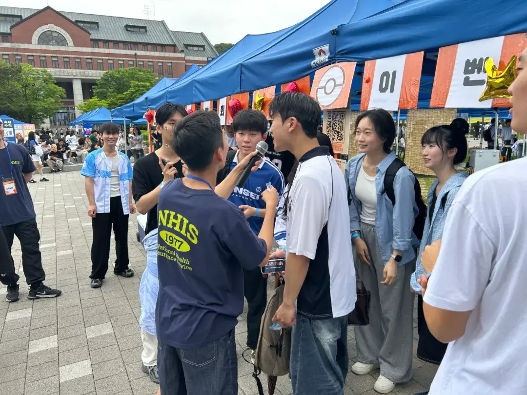 대학 축제 부스에서 진행된 인터뷰 현장